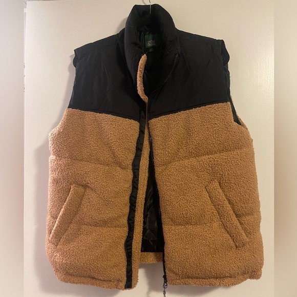 Oversized Puffer Vest - Picture 2 of 5